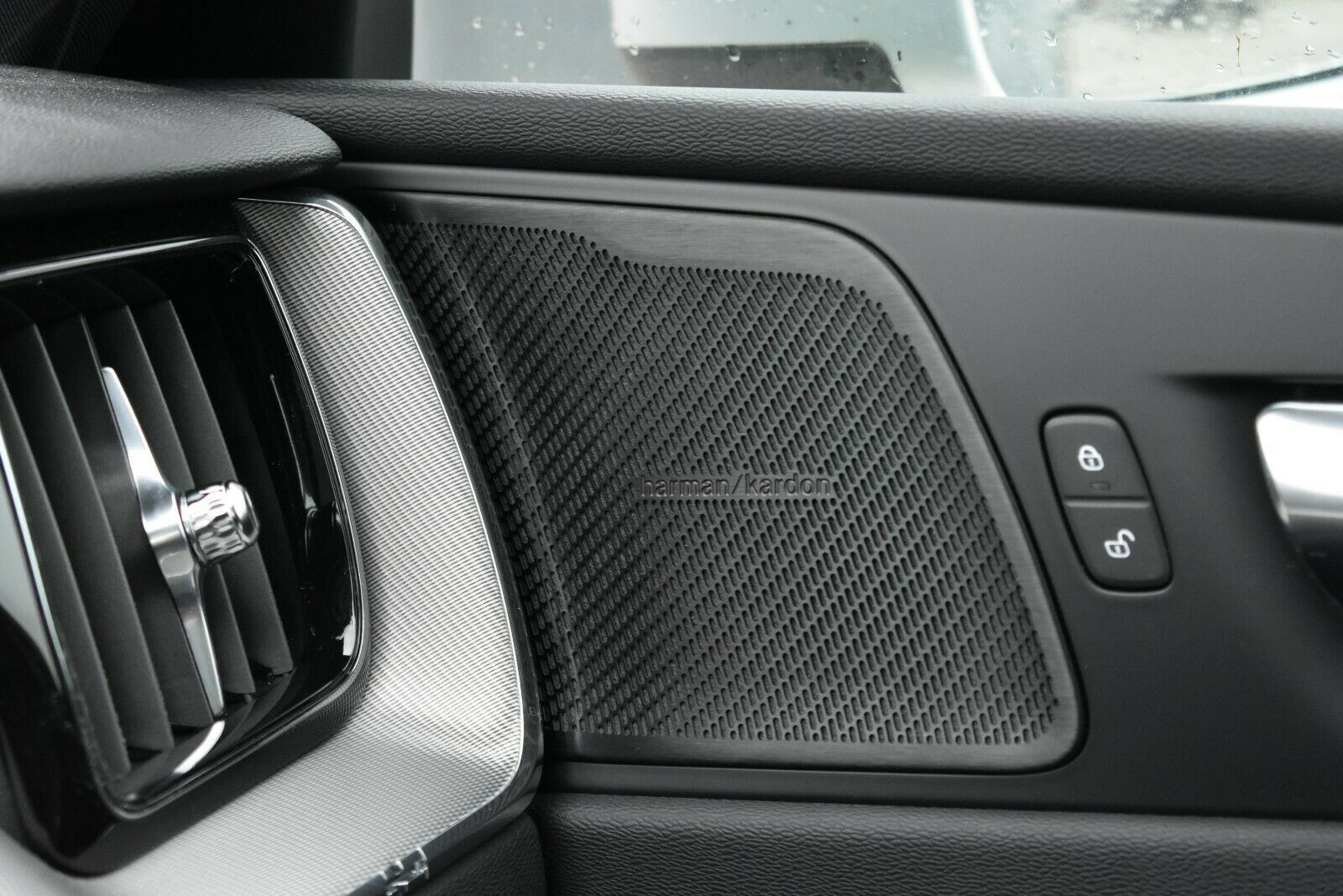 Fahrzeugabbildung Volvo XC60 T8 Twin Eng* R-Design Luft*ACC*AHK*AWD*STHZ