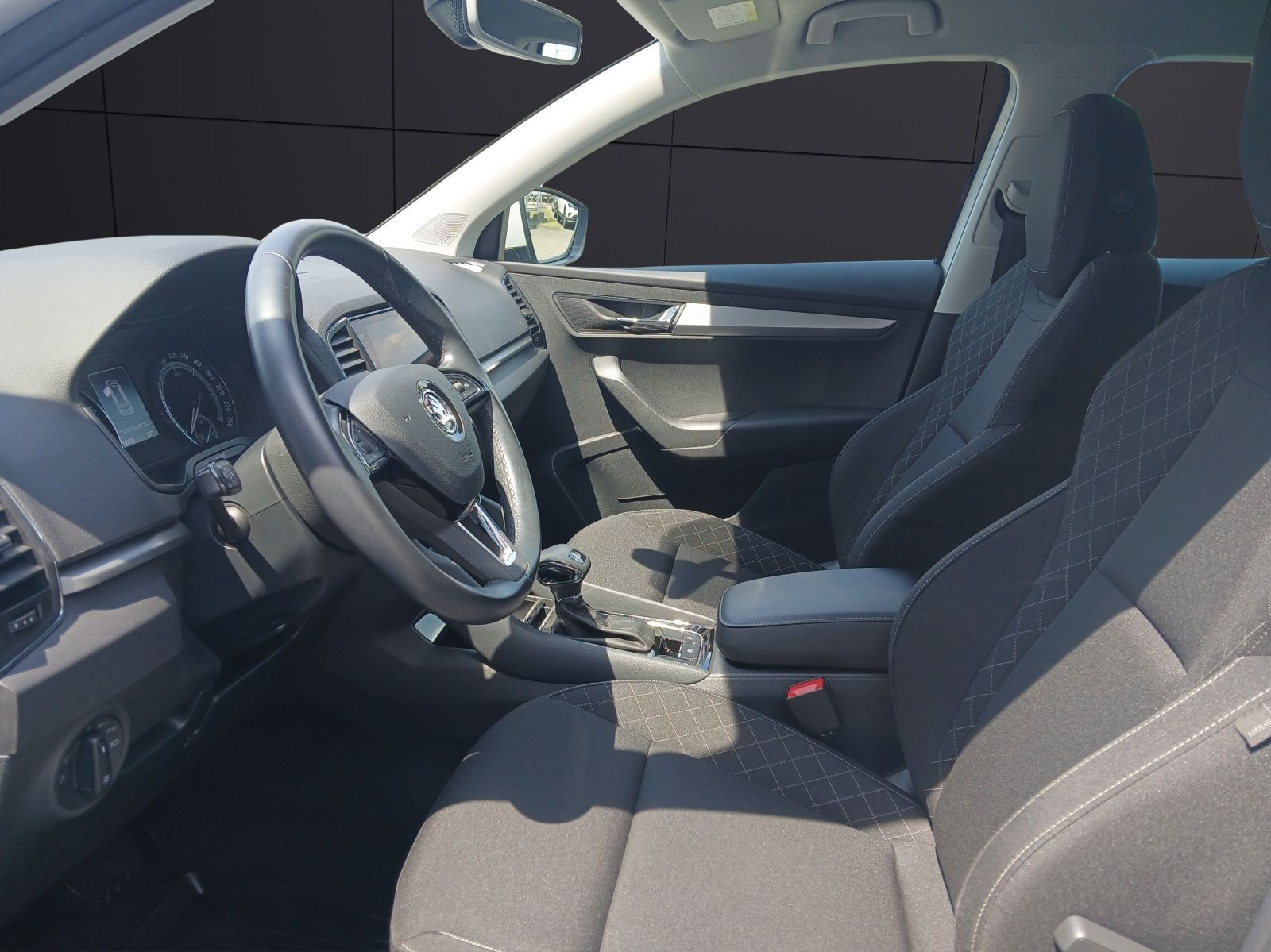 Fahrzeugabbildung SKODA Karoq TSI Ambition  DSG LED Navi GRA PDC SH LM