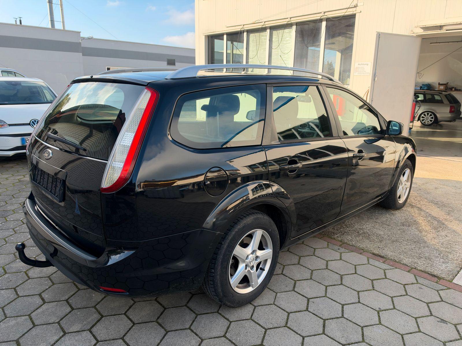 Ford Focus 2010 — interior