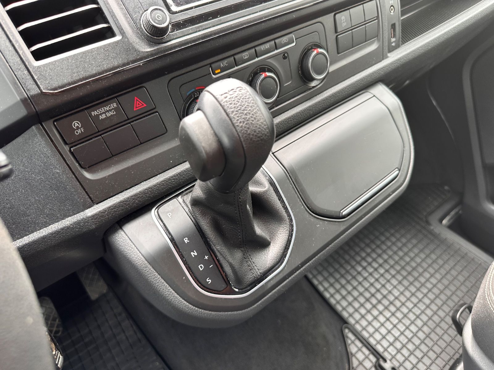 Fahrzeugabbildung Volkswagen T6 Multivan 2.0 TDI 4Motion DSG AHK/Navi/APP