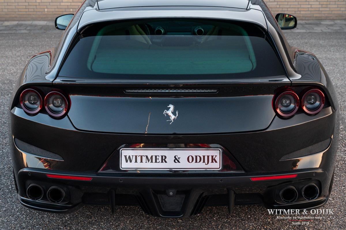 FERRARI GTC4LUSSO V12 NERO DAYTONA