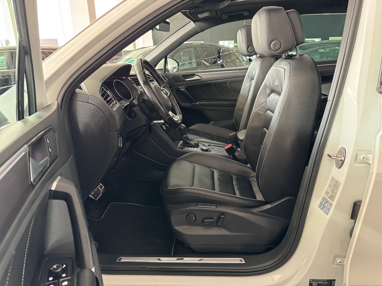 Fahrzeugabbildung Volkswagen Tiguan DSG 4MO 3X R-LINE PANO MEMORY BLACK STYLE