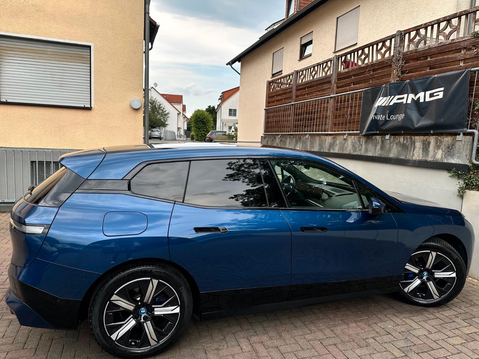 BMW iX xDrive40 M Sport PANO-SKY*AHK*DA-Prof*360°