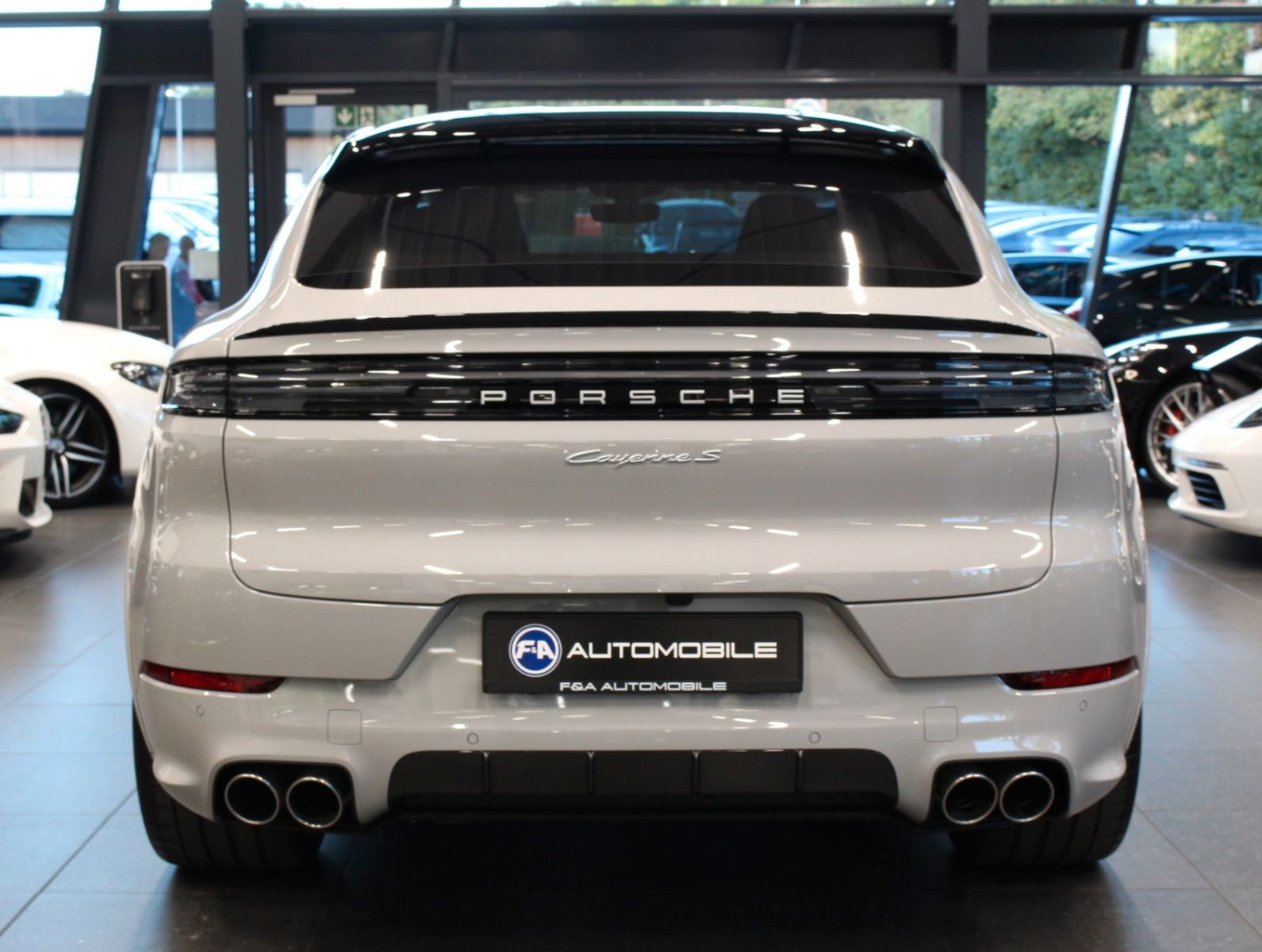 Fahrzeugabbildung Porsche Cayenne S Coupé Leichtbau-Sport-Paket Carbon