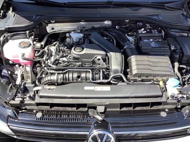 Fahrzeugabbildung Volkswagen Golf VIII TSI Life Pano AHK ACC