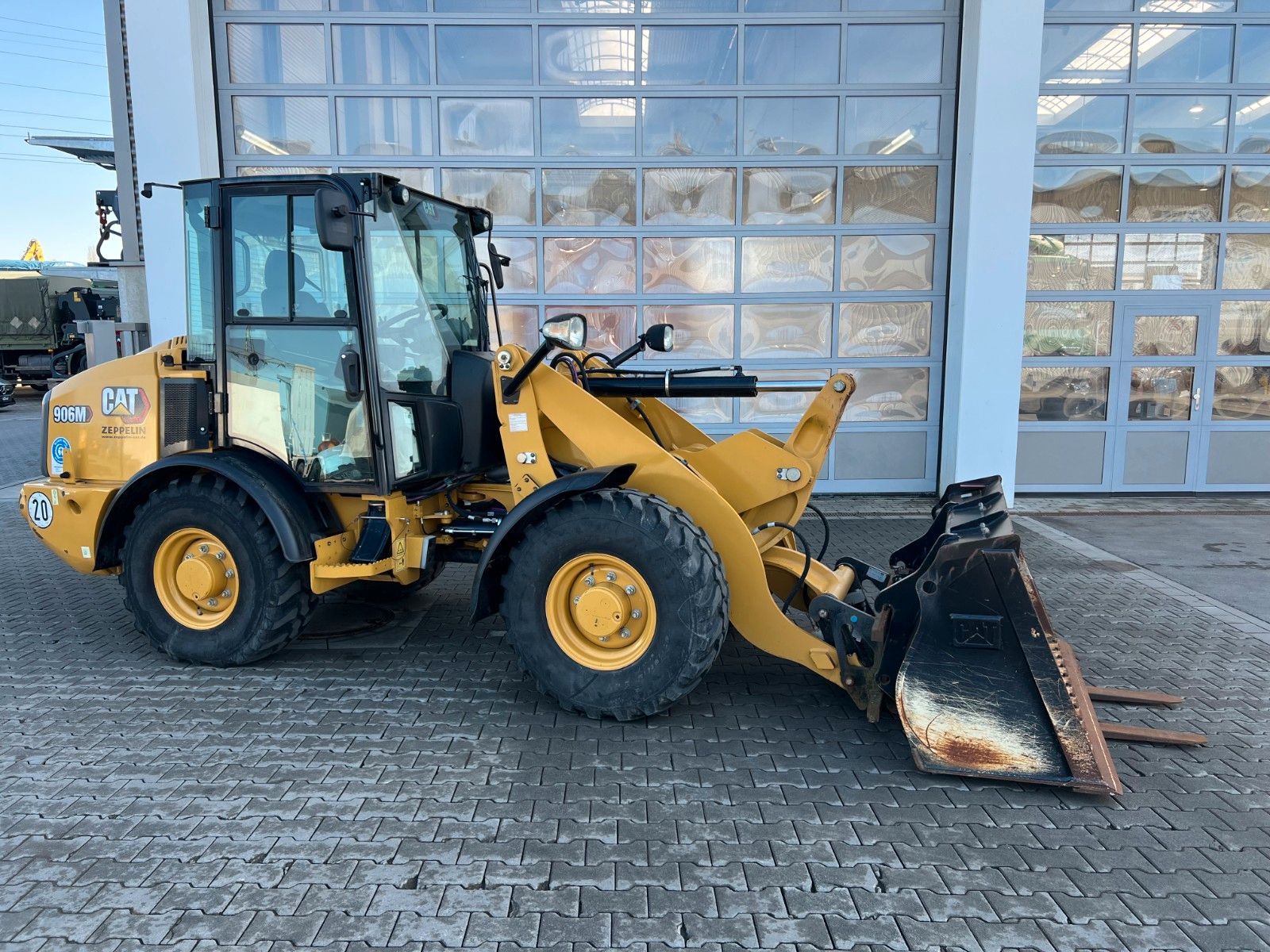 Fahrzeugabbildung CAT 906M / 2020 / nur 480h / Gabel / Schaufel
