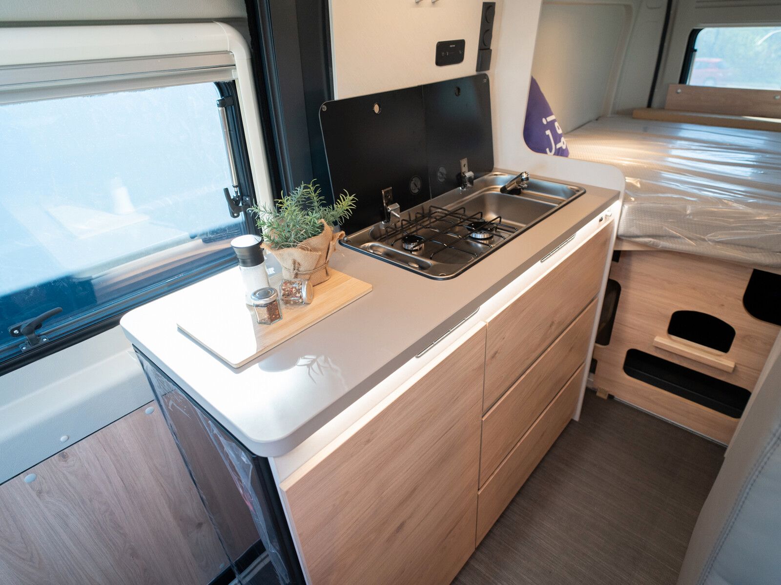 Fahrzeugabbildung Dethleffs Globetrail 600 DK / Fiat / Aufstelldach Heckausz