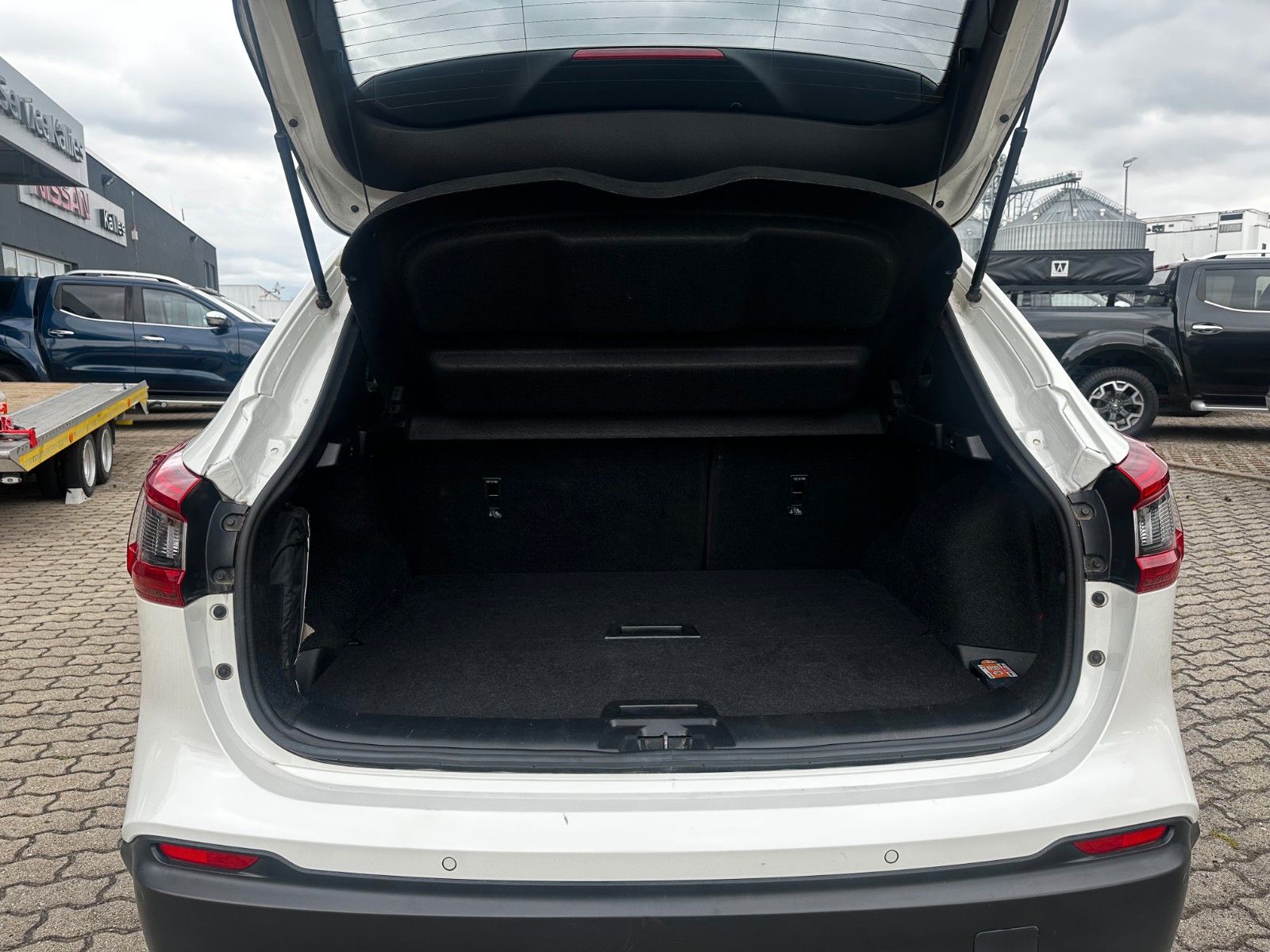 Fahrzeugabbildung Nissan Qashqai AHK / beh. FS/ Navigation / Alu