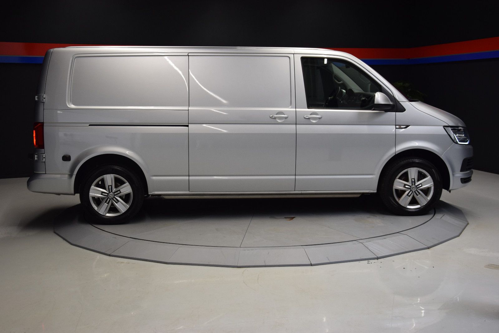 Fahrzeugabbildung Volkswagen T6 Transporter Kasten lang DSG 4Motion LED AHK