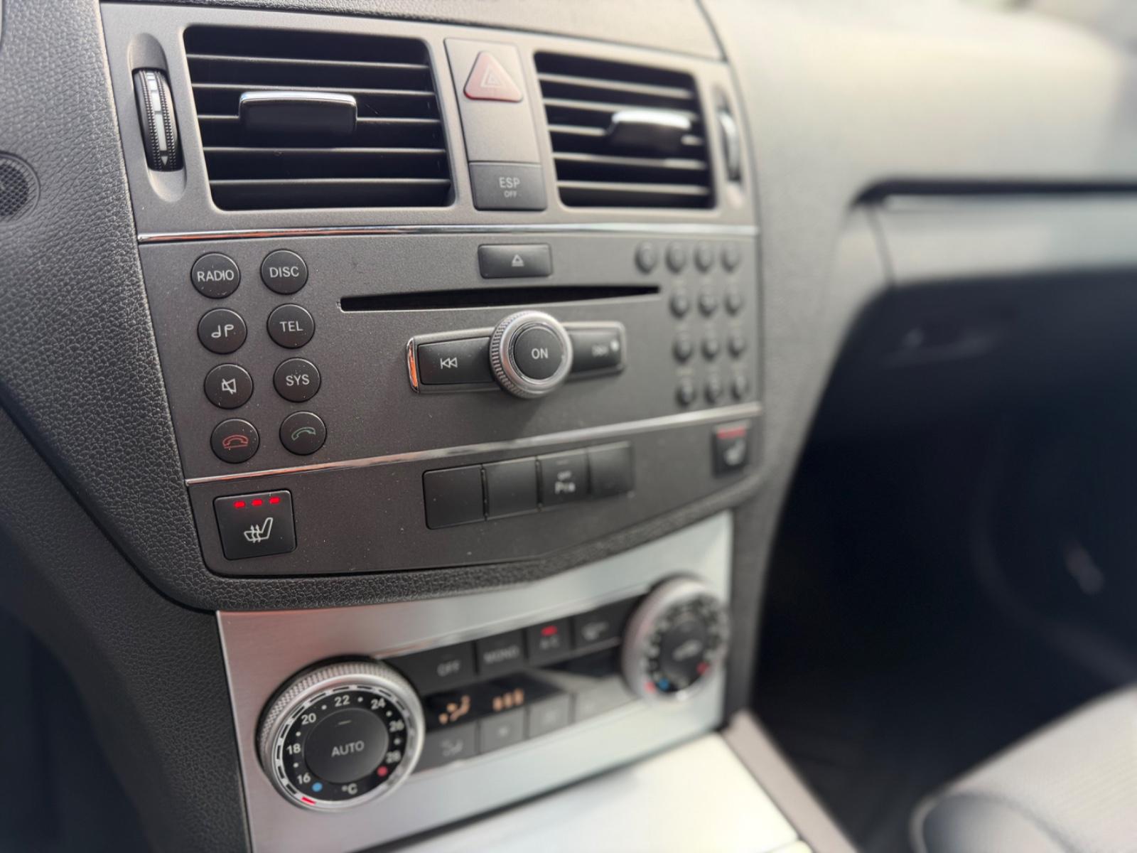 Mercedes-Benz C200 2010 — photo 19