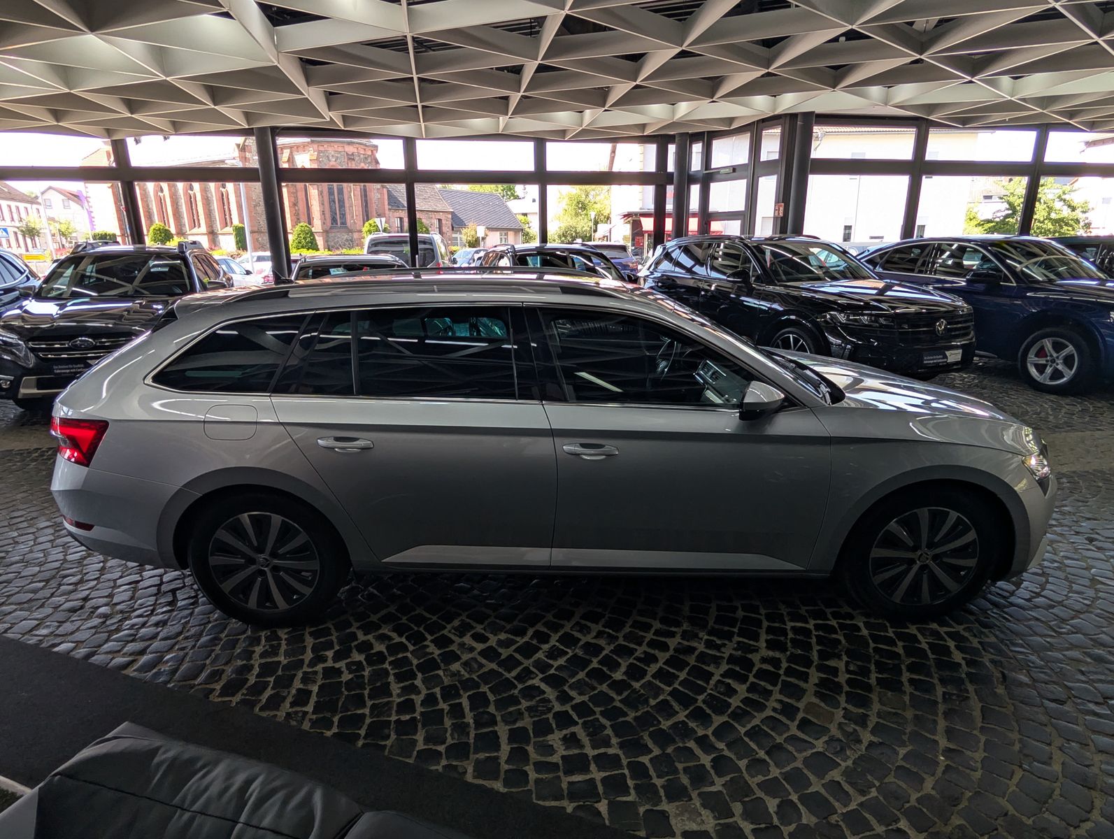 Fahrzeugabbildung SKODA Superb Premium 2.0 TDI PANO LEDER MASSAGE SOUND