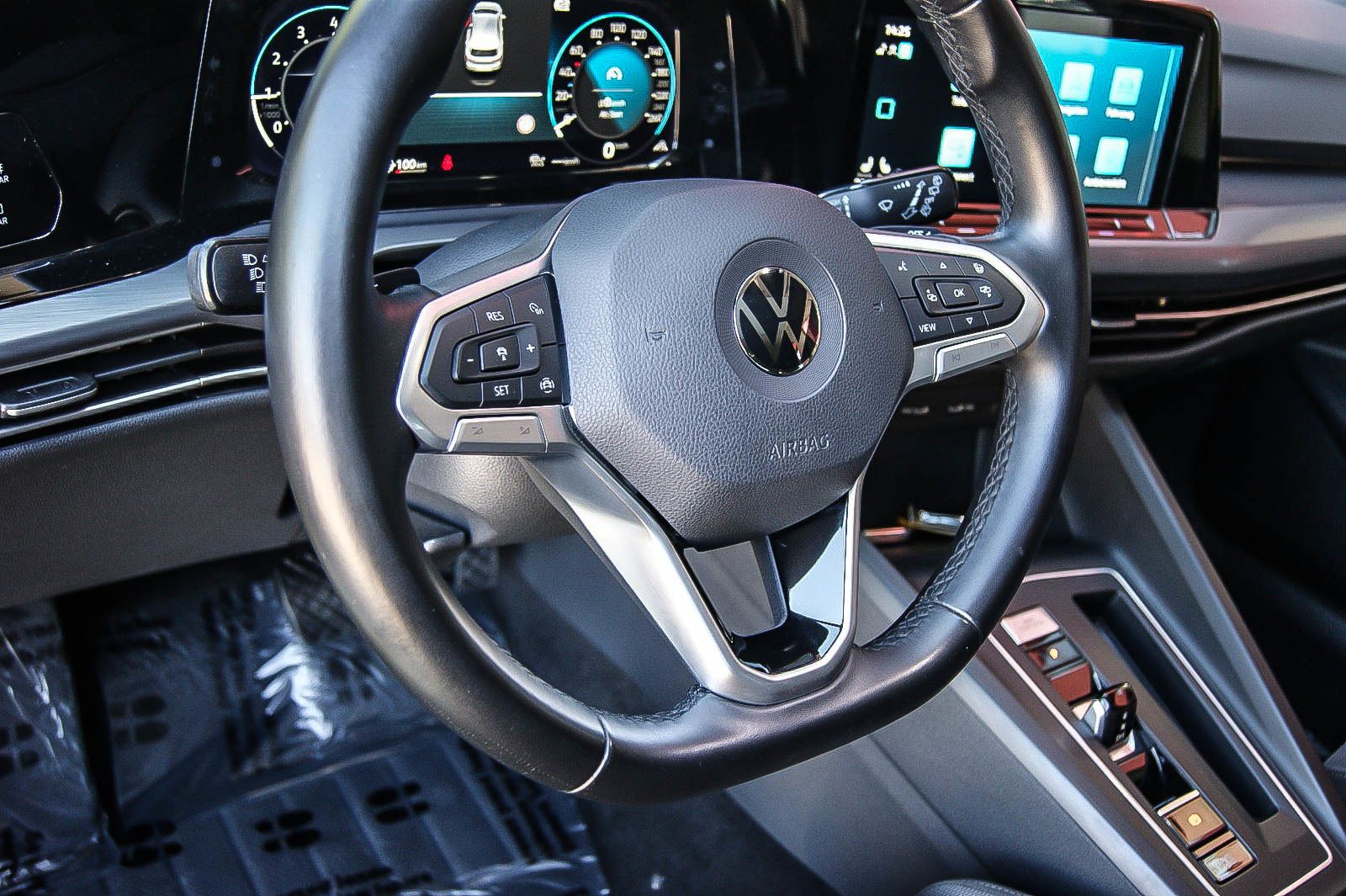 Fahrzeugabbildung Volkswagen Golf VIII 1.5eTSI DSG First Edition MATRIX ANHZV