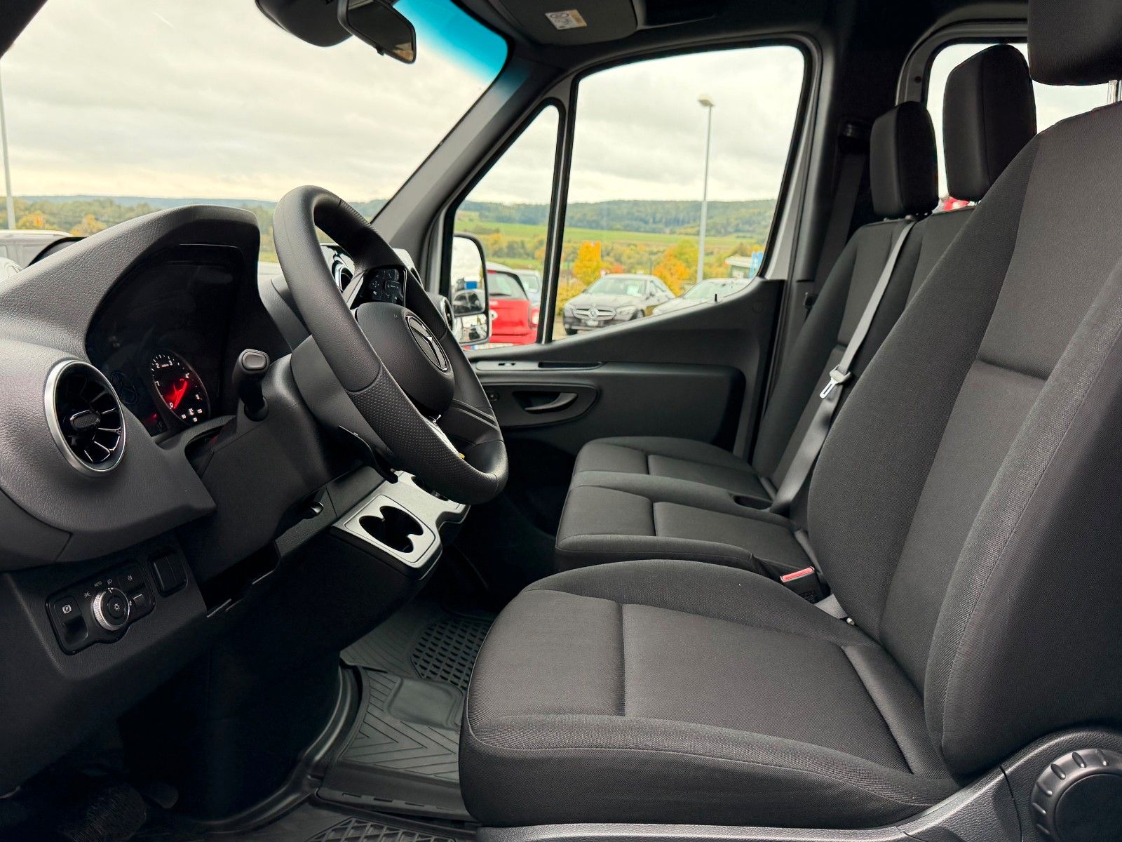 Fahrzeugabbildung Mercedes-Benz Sprinter 319 CDI 3665 DoKa AHK Klima LED