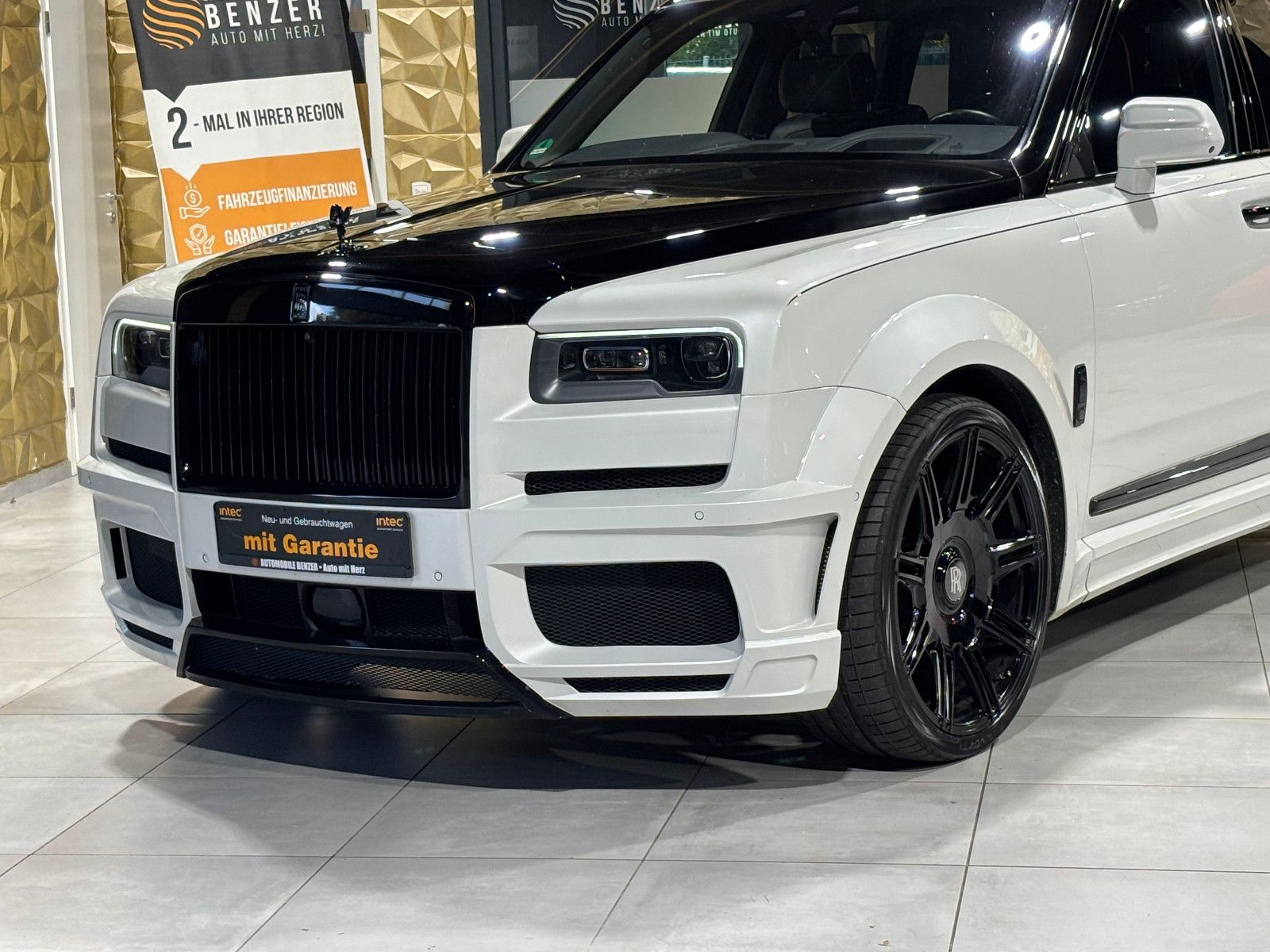 Fahrzeugabbildung Rolls-Royce Cullinan/NOVITEC/WIDEBODY/24''/FOND-TV/STERNEHIM