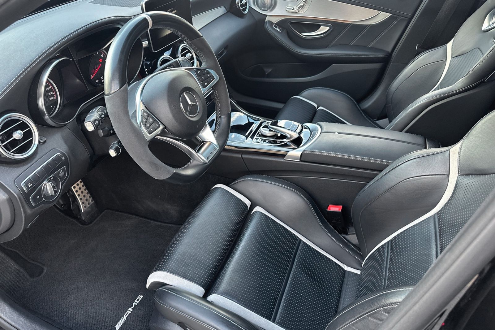Fahrzeugabbildung Mercedes-Benz C63 S AMG T*Perf-AGA &-Sitze*AHK*Pano*Ambient