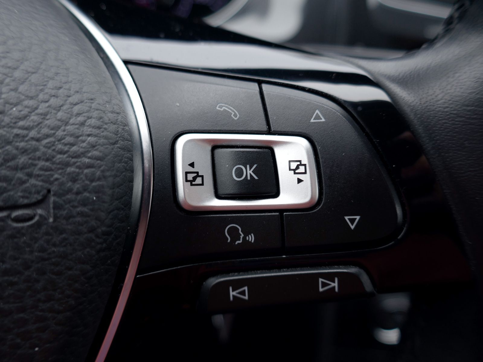 Fahrzeugabbildung Volkswagen Golf VII Variant Comfortline 1.0 TSI | PDC ACC