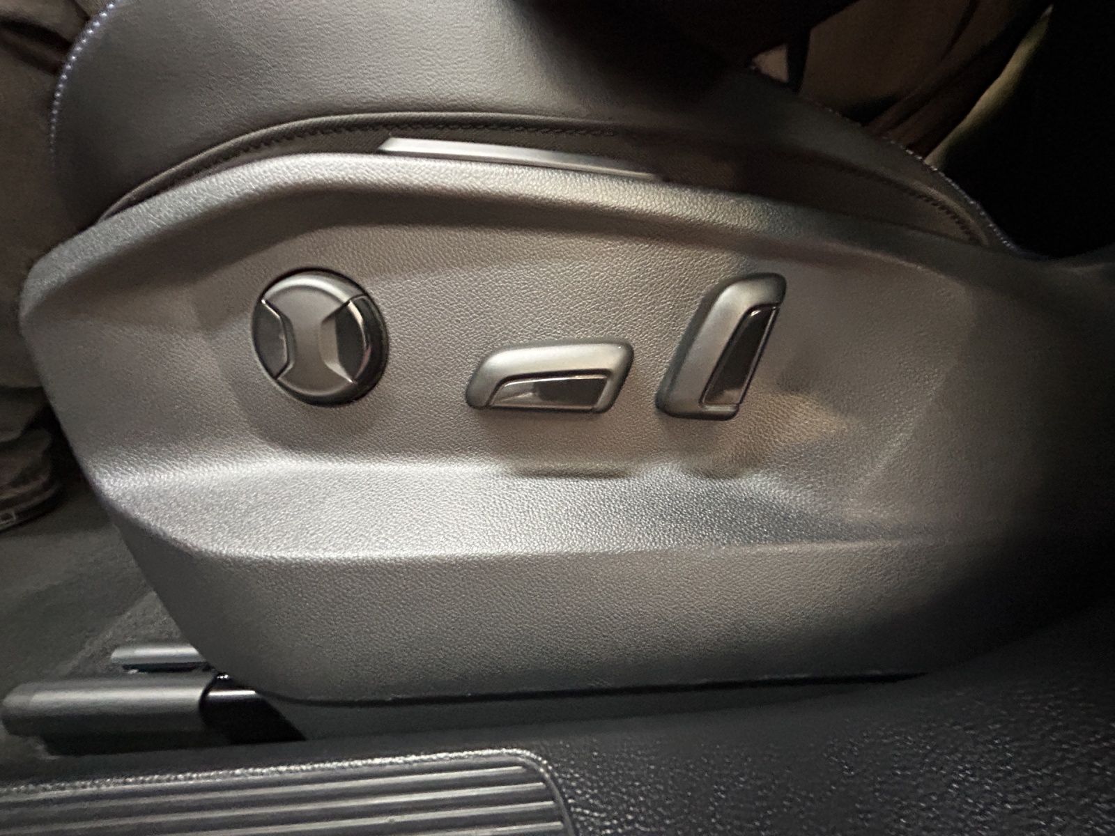 Fahrzeugabbildung Volkswagen T-Roc R 4M DSG  IQ.Light ACC AHK PANO SHZ RearVi