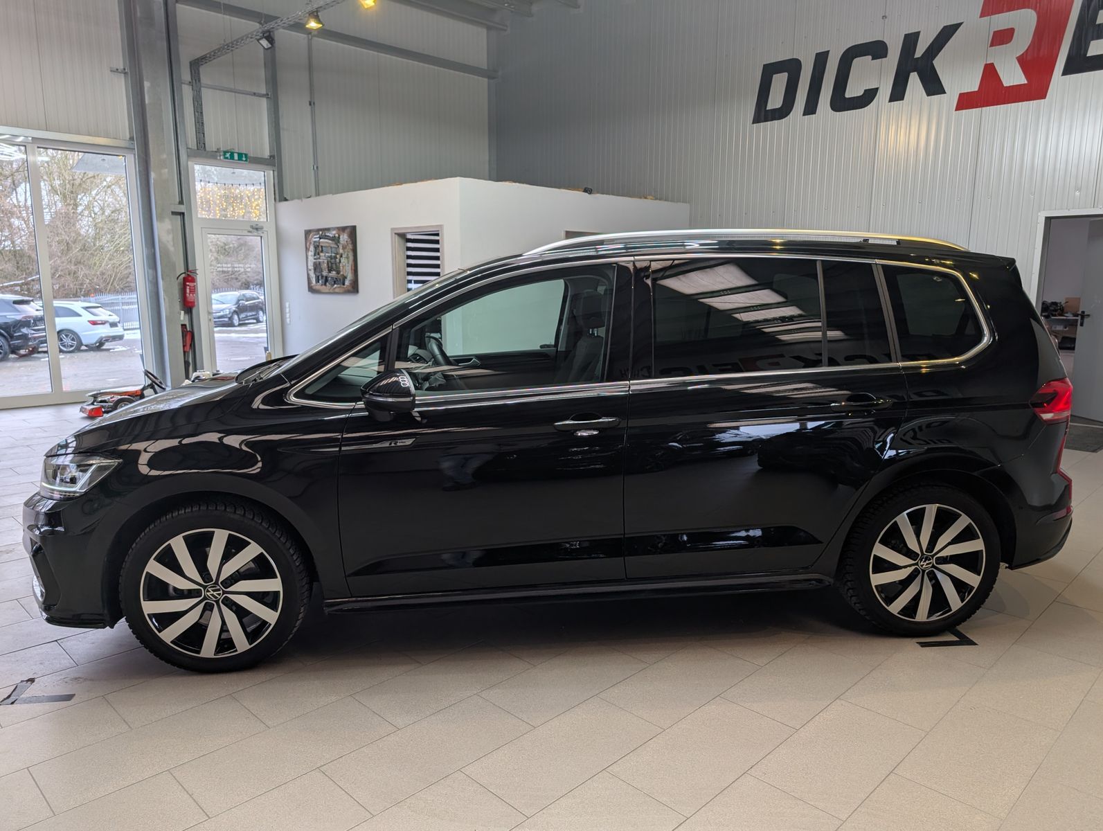 Fahrzeugabbildung Volkswagen Touran 2.0 DSG R-Line High. Pano 7-Si IQ.Dri AHK