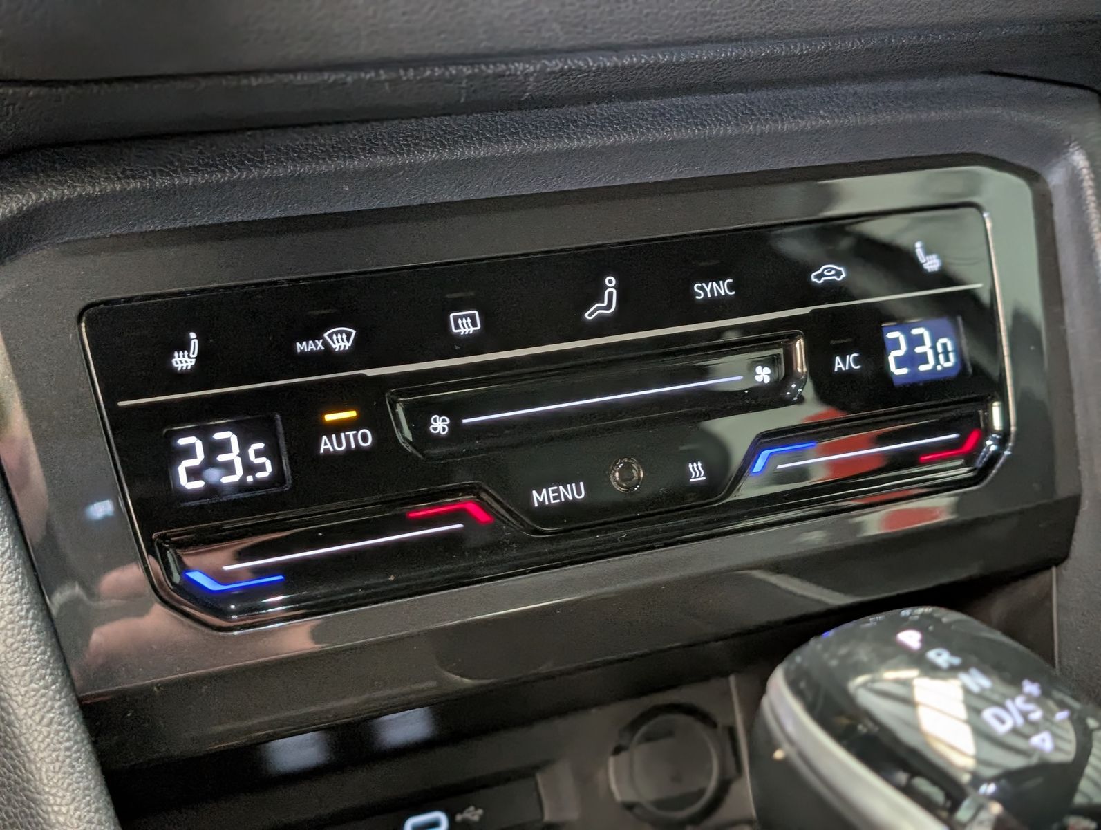 Fahrzeugabbildung Volkswagen Tiguan 2.0TSI R-Line 4M ACC HUD Cam StHz AHK 19"