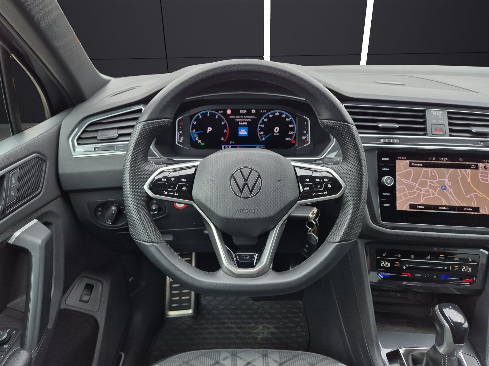 Fahrzeugabbildung Volkswagen Tiguan TSI R-Line 4M DSG Matrix AHK Navi ACC RFK