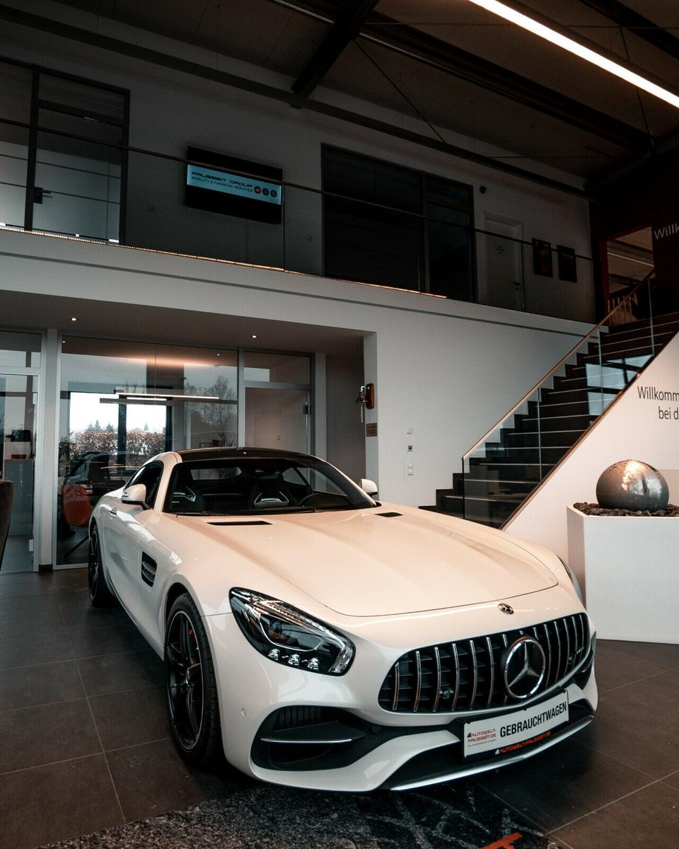 showroom-image-top