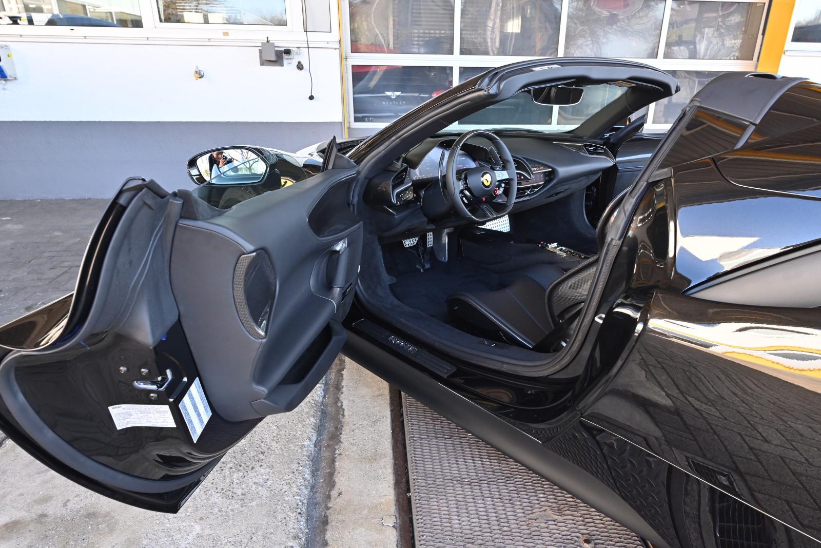 Ferrari SF90 Spider/Lift/Carbonsitze/JBL/Sofort/Deutsch!