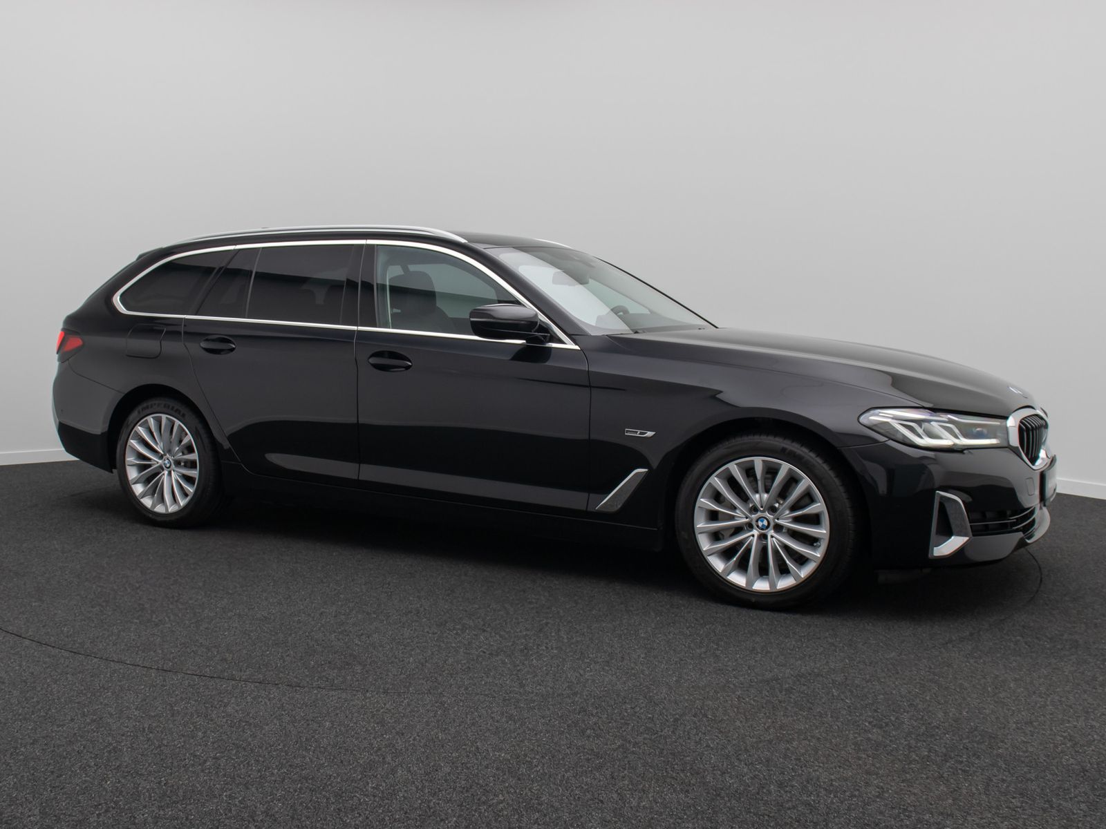Fahrzeugabbildung BMW 530e Luxury Line Laser HUD HiFi DAB Panorama 18"
