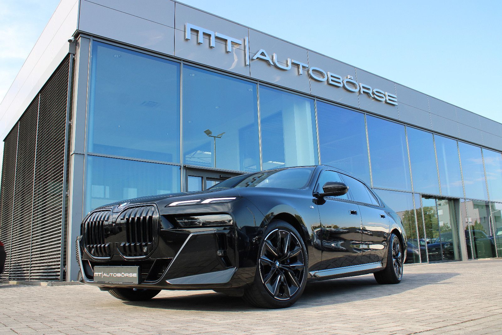 BMW BMW 740D XD *M SPORT PRO* THEATRE/B&W/SKY-LOUNGE/2