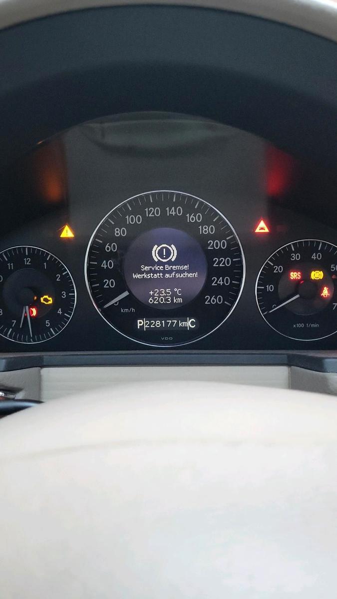 Mercedes-Benz E240 2004 — photo 13