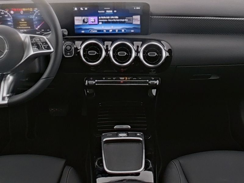 Fahrzeugabbildung Mercedes-Benz A 180 Progressive *LED*Kamera*MBUX*PDC*SHZ*7GDCT