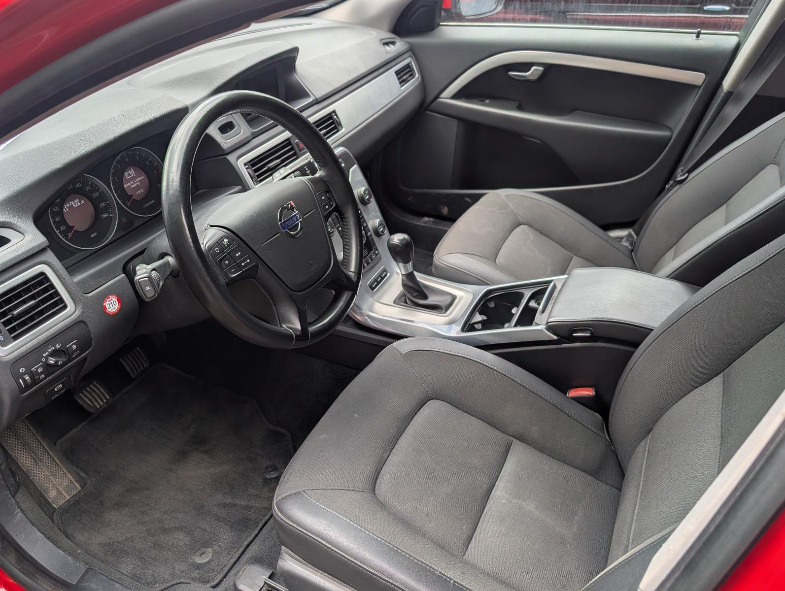 Volvo V70 2012 — interior