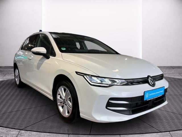 Fahrzeugabbildung Volkswagen Golf 1.5 eTSI DSG LIFE PANORAMA NAVI GJR HUD