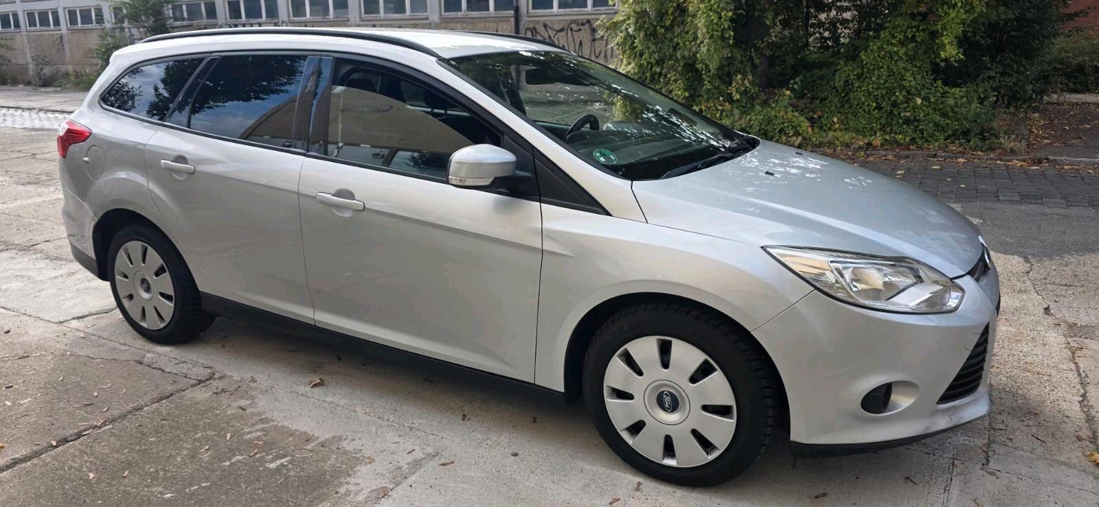 Ford Focus 2011 — вигляд ззаду