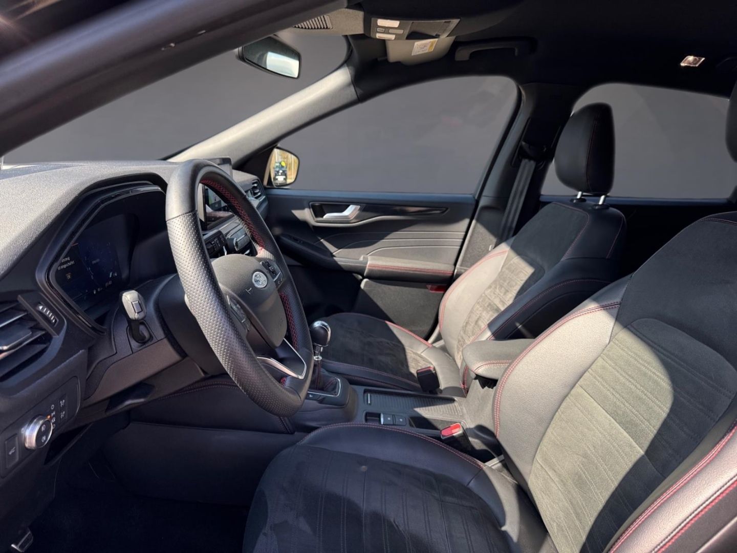 Fahrzeugabbildung Ford Kuga ST-Line X HUD AHK-klappbar Navi Soundsystem