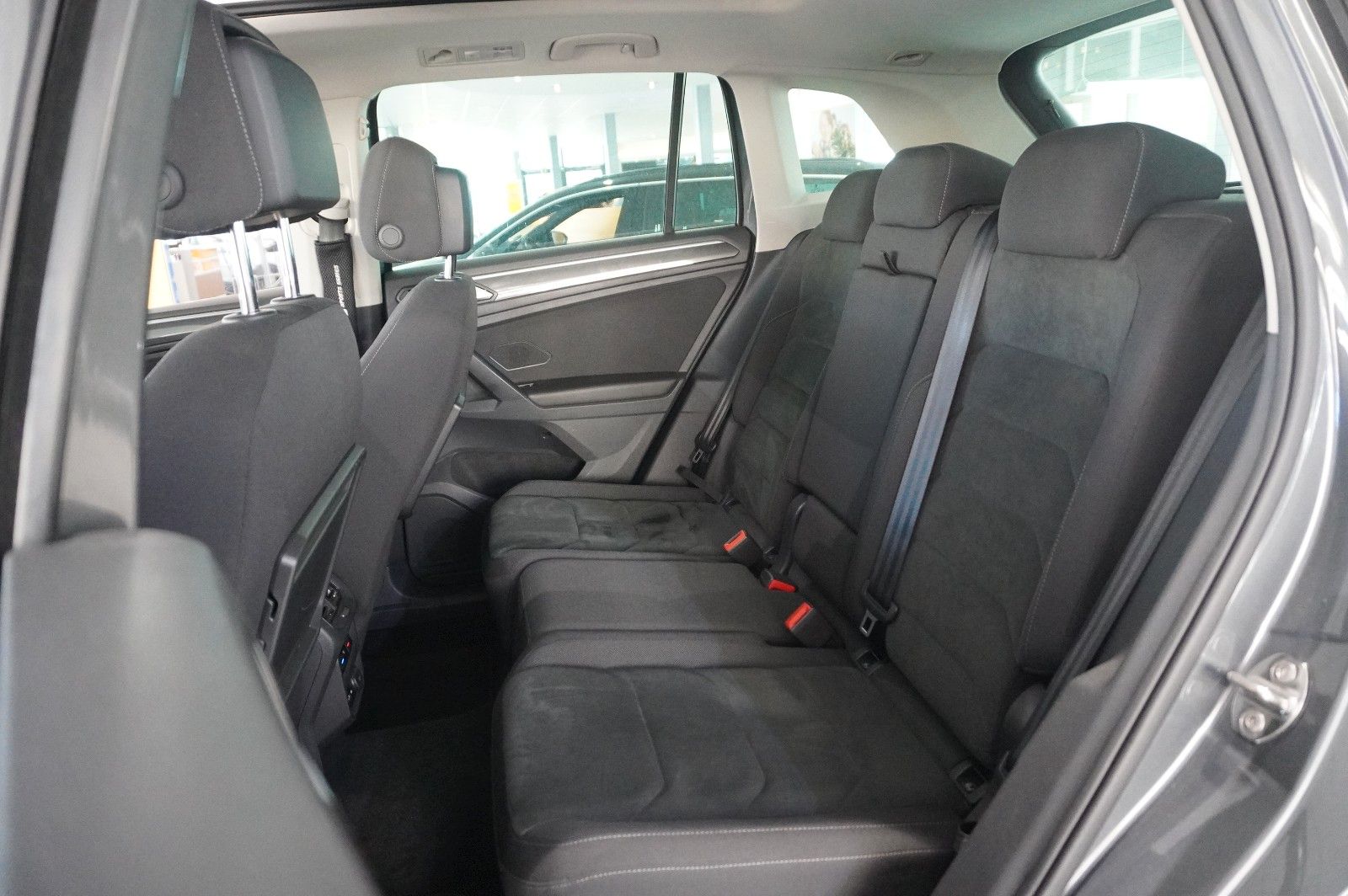 Fahrzeugabbildung Volkswagen Tiguan 2.0 TSI 4MOTION R-LINE NAVI/KAMERA/SH/AHK