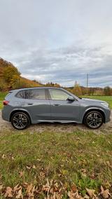 BMW iX1 xDrive30, M-Sportpaket - graue BMW iX1