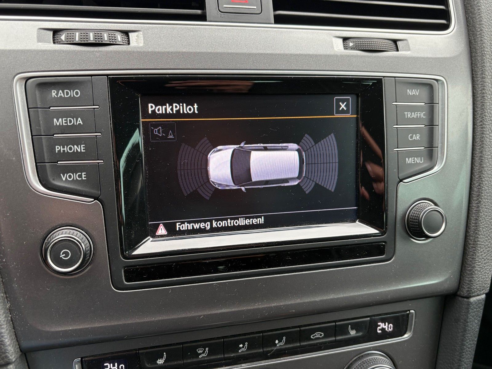 Fahrzeugabbildung Volkswagen Golf VII 1.6 TDI Lim. Lounge Navi Klima 2.HAND
