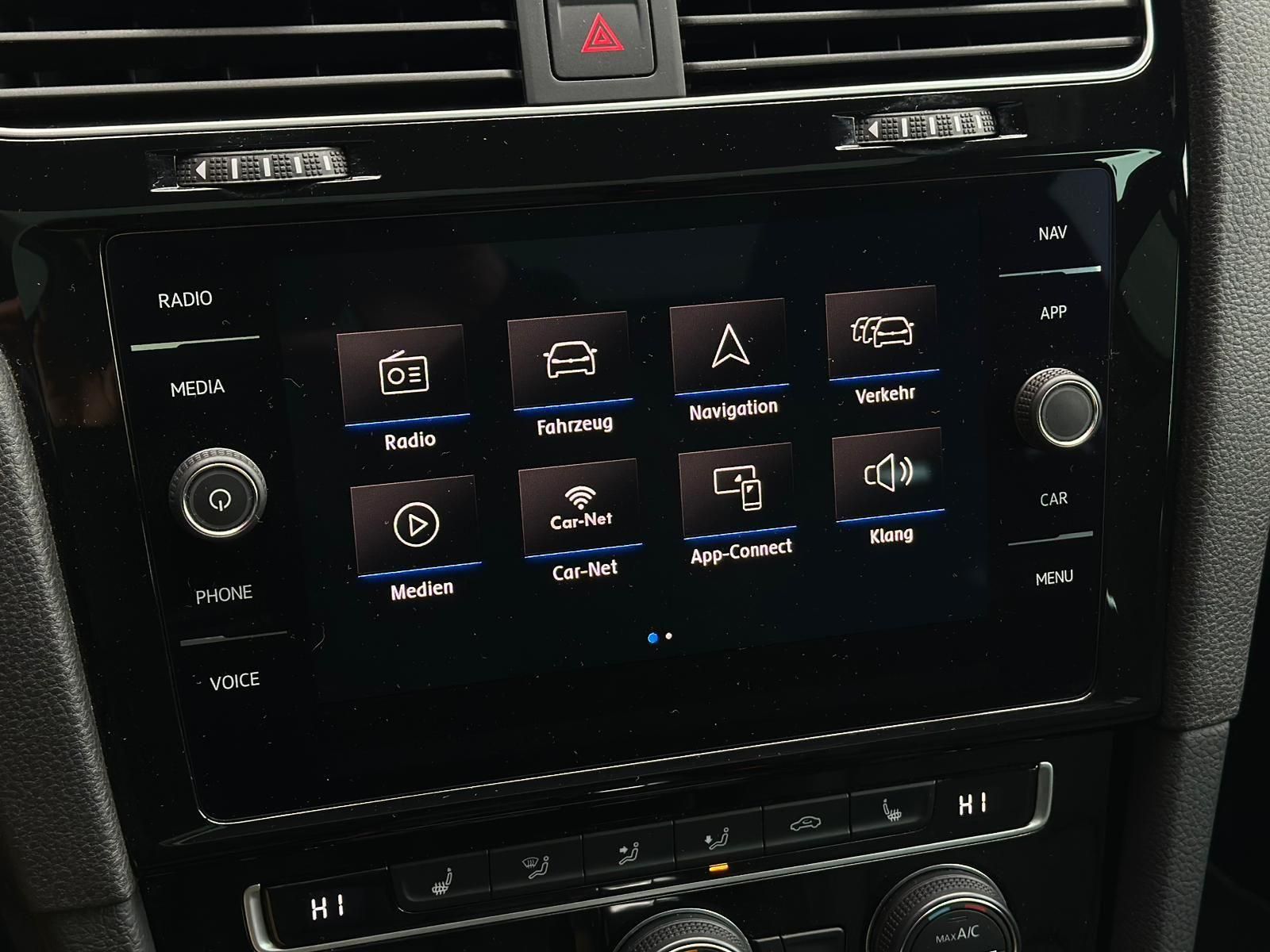 VW Golf R 2.0TSI VARIANT 4M* LED#SHZ#FH#PANO#KEYLES - Image 13