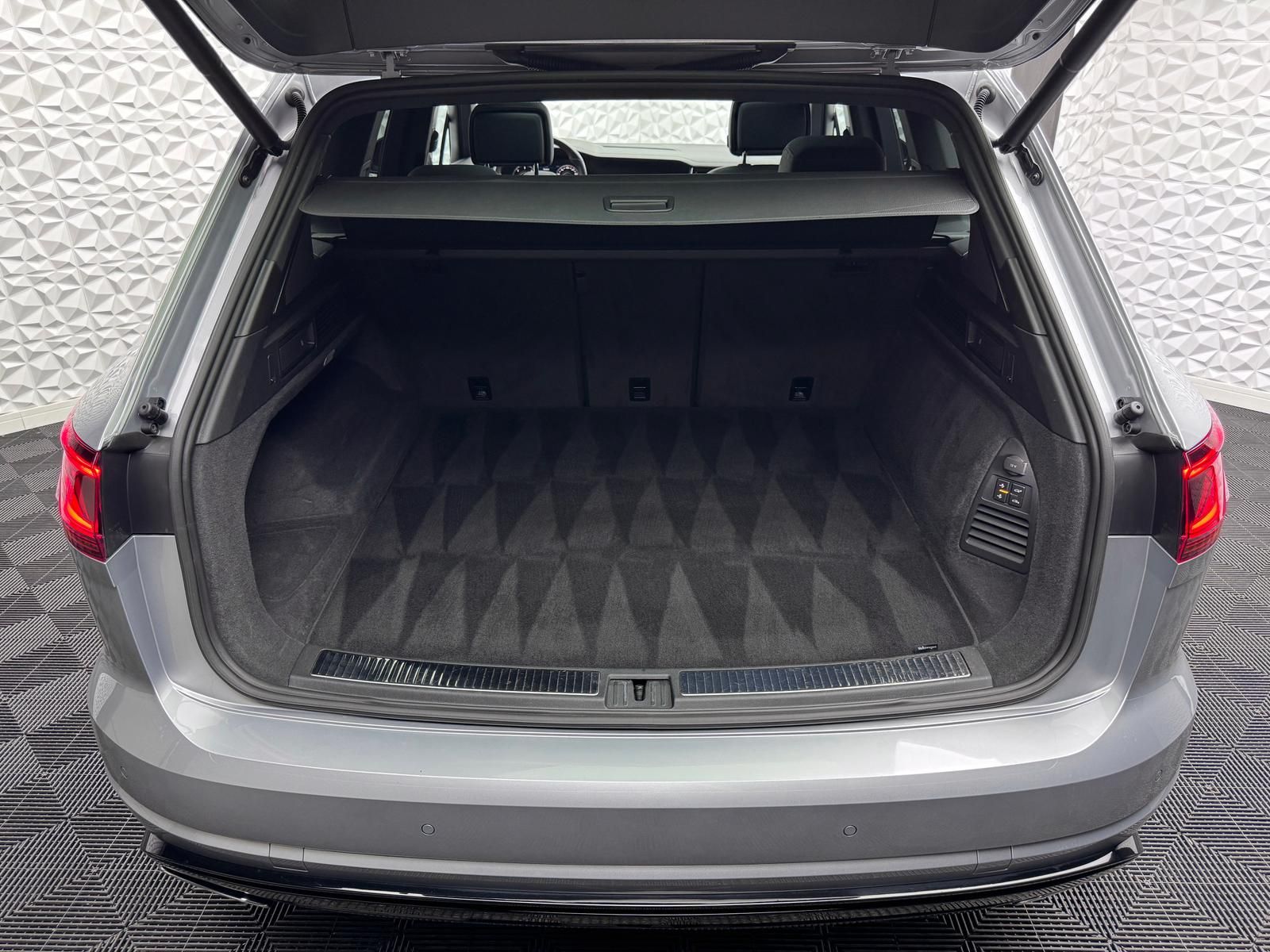 Fahrzeugabbildung Volkswagen 4.0 TDI V8*R-LINE*STANDHZ*DYNAUDIO*LUFT*PANO*AHK