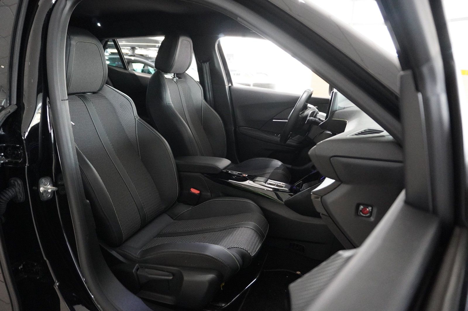 Fahrzeugabbildung Peugeot 2008 1.2 HYBRID GT E-DSC NAVI/LED/KAMERA/SPORT