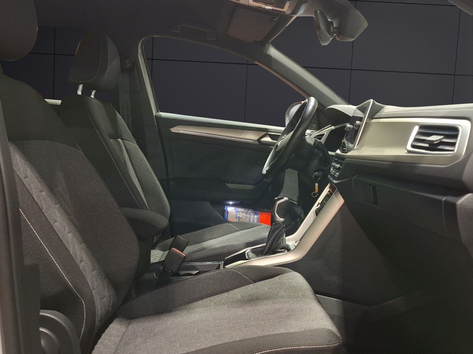 Fahrzeugabbildung Volkswagen T-Roc TSI Move Matrix ACC PDC Climatronic AID SH