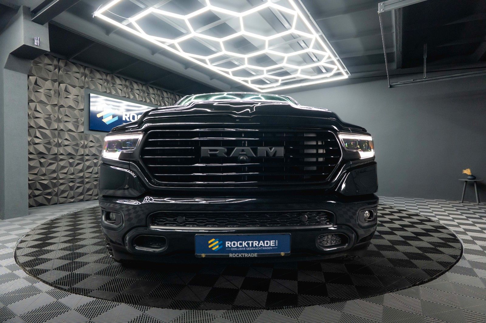 Fahrzeugabbildung Dodge RAM 5.7 V8 HEMI 4x4 BLACK EDITION Longbed 19%