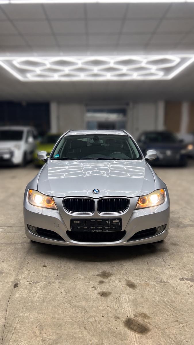 BMW 318 2010 — rear view