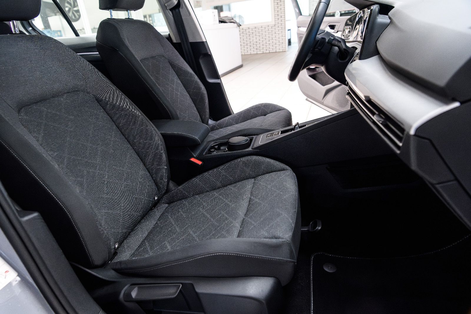 Fahrzeugabbildung Volkswagen Golf VIII Life +STHZ+LED+SHZ+NAVI+PANO+HEADUP