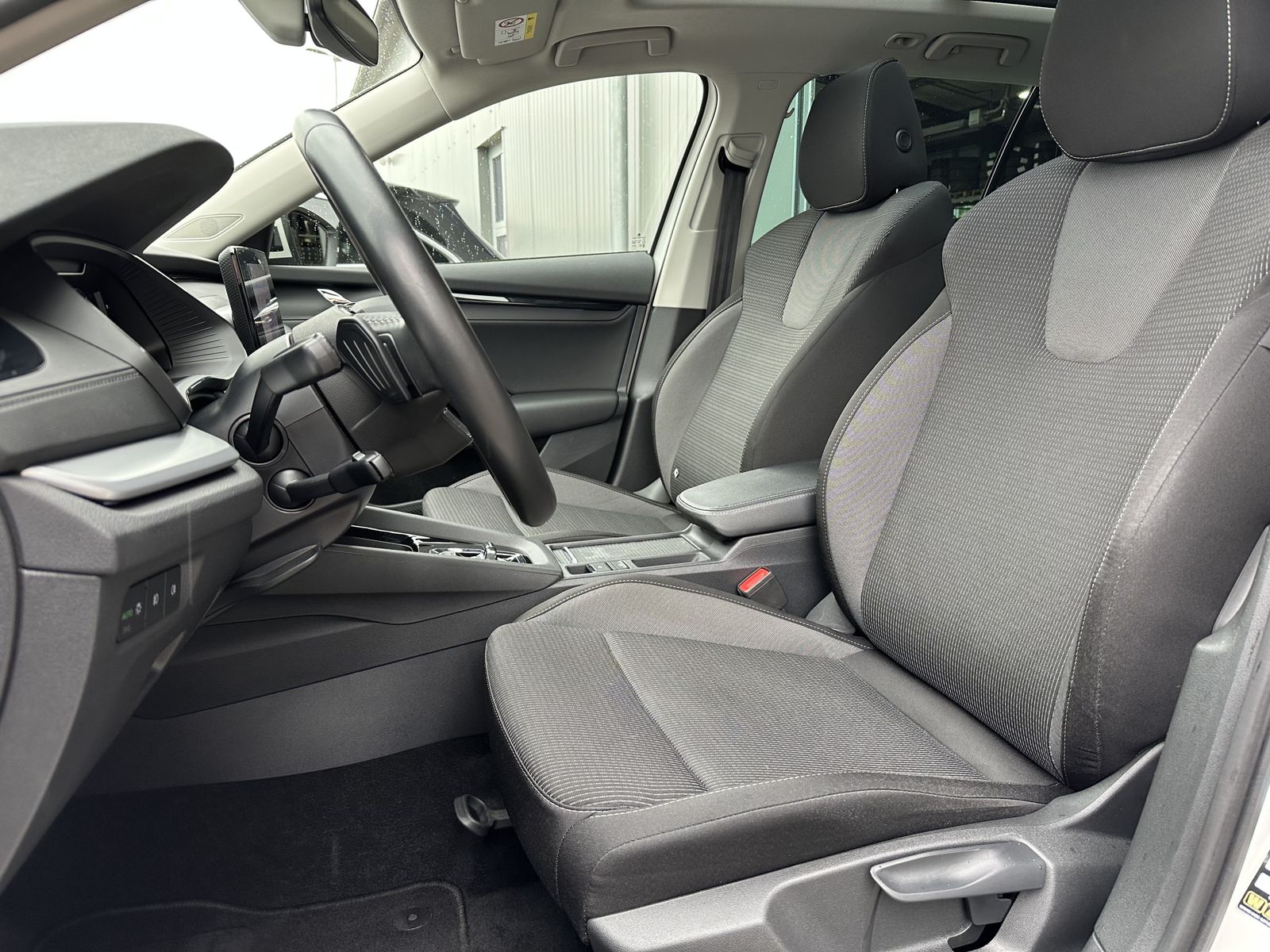 Fahrzeugabbildung SKODA Octavia Combi 2.0 TDI DSG Ambition NAV+LED+PANO