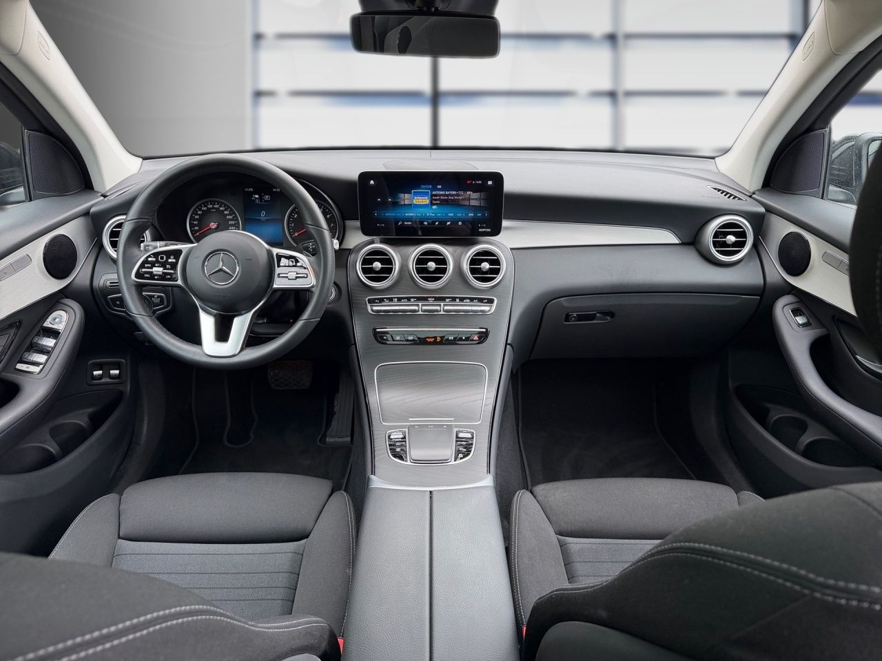 Fahrzeugabbildung Mercedes-Benz GLC 300 e 4M STNDHZ+PANO+CARPLAY+EL.HECKKL.+KAM