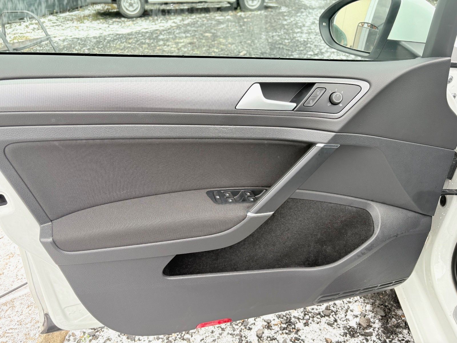 Fahrzeugabbildung Volkswagen Golf VII 2.0TDI Lim. LOUNGE Navi Klima PDC SPORT