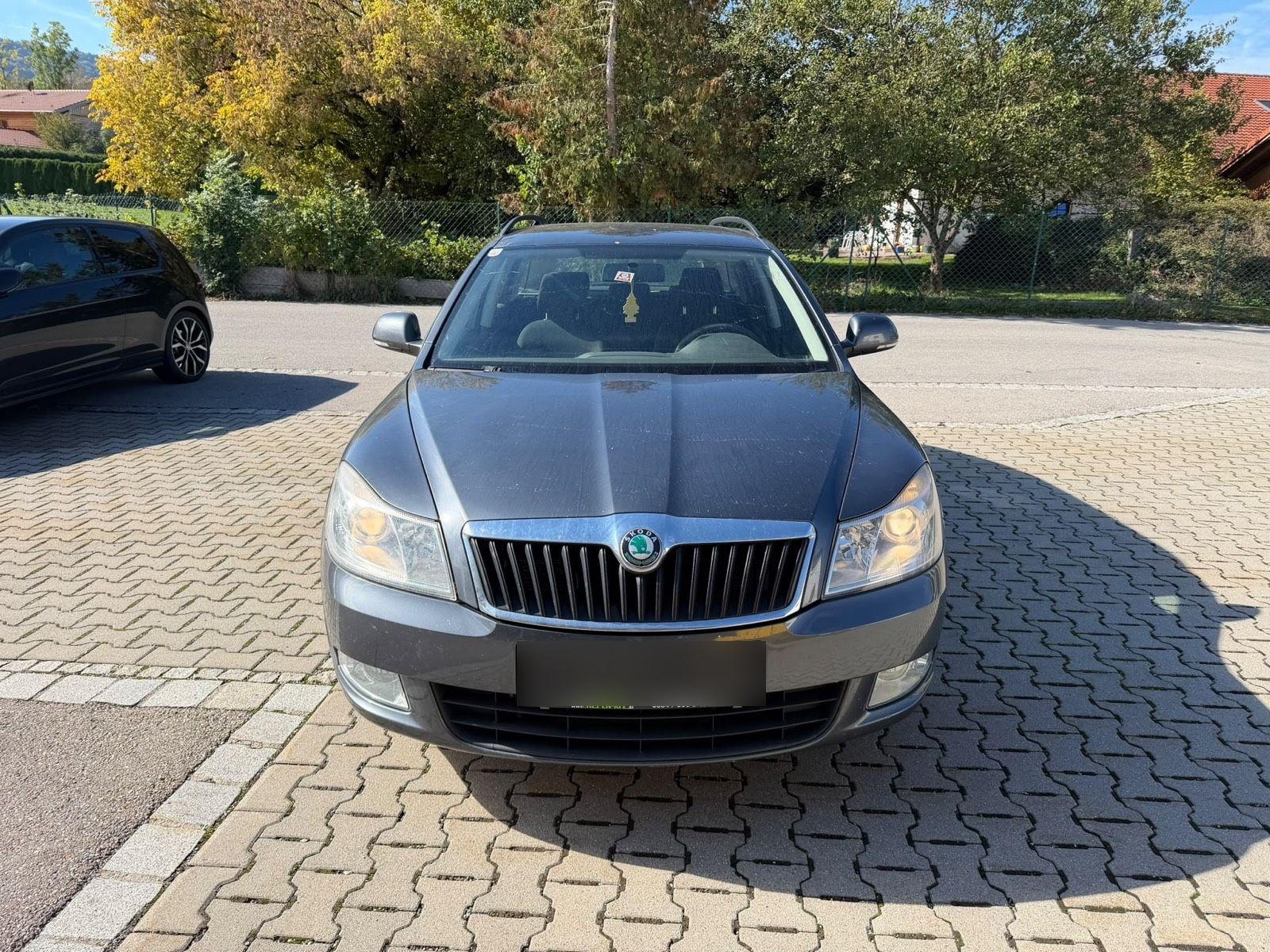 Skoda Octavia 2012 — rear view