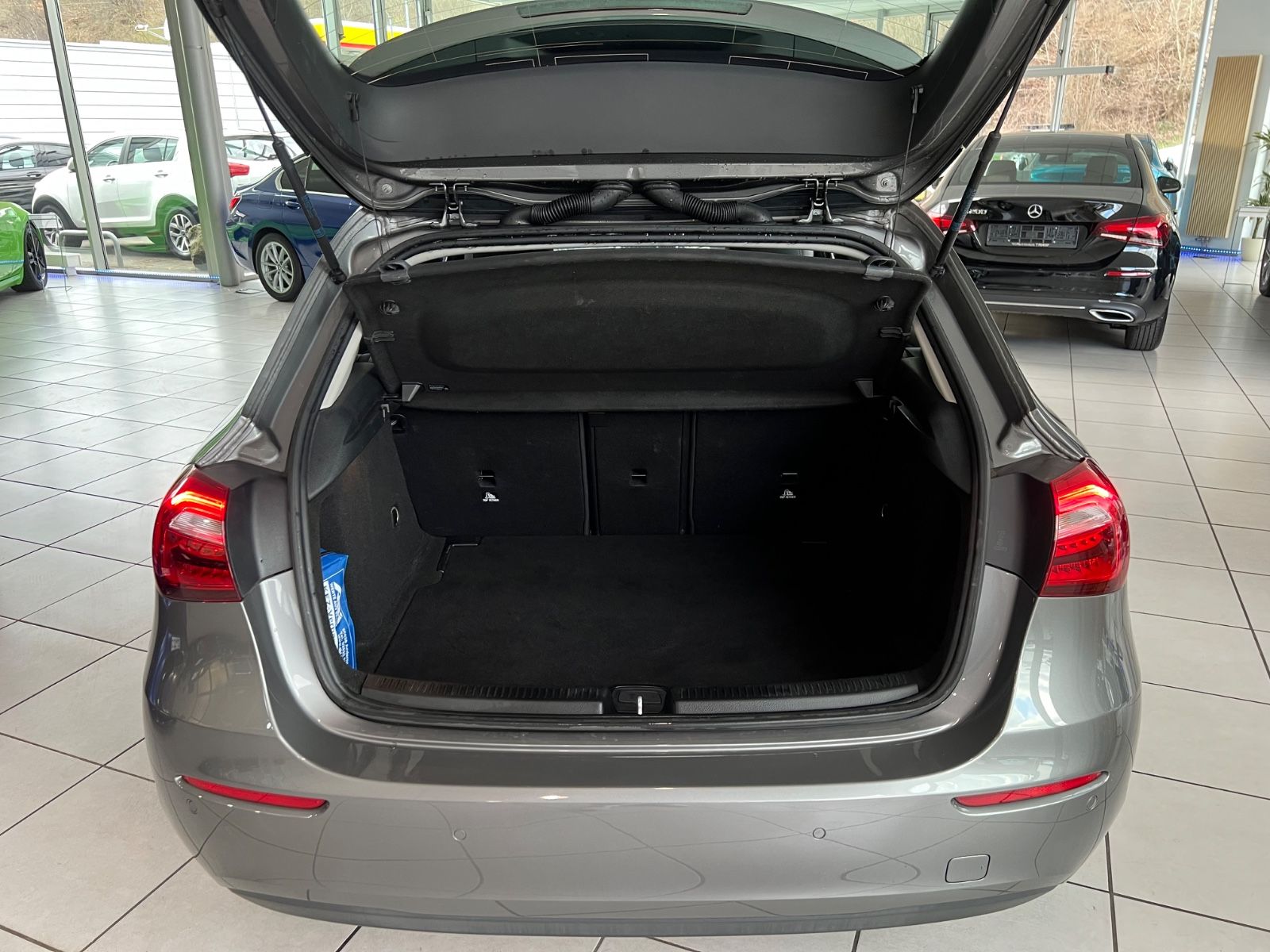 Fahrzeugabbildung Mercedes-Benz A 250 *AMBIENTE-BELEUCHTUNG*MEMORY-SITZE*