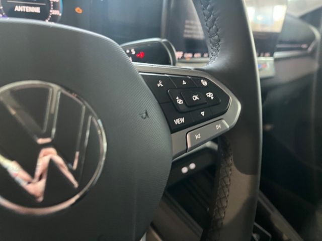 Fahrzeugabbildung Volkswagen T-Roc Life 1.5 l eTSI DSG AHK GJR NAVI